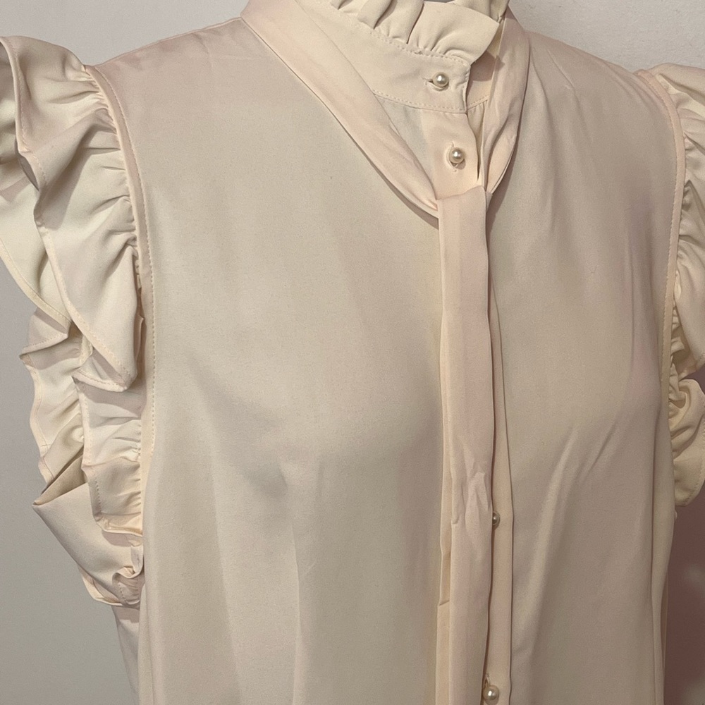 Anne Klein Cream Blouse 9/10 Sleeveless,ruffles @neck and sleeves pearl buttons